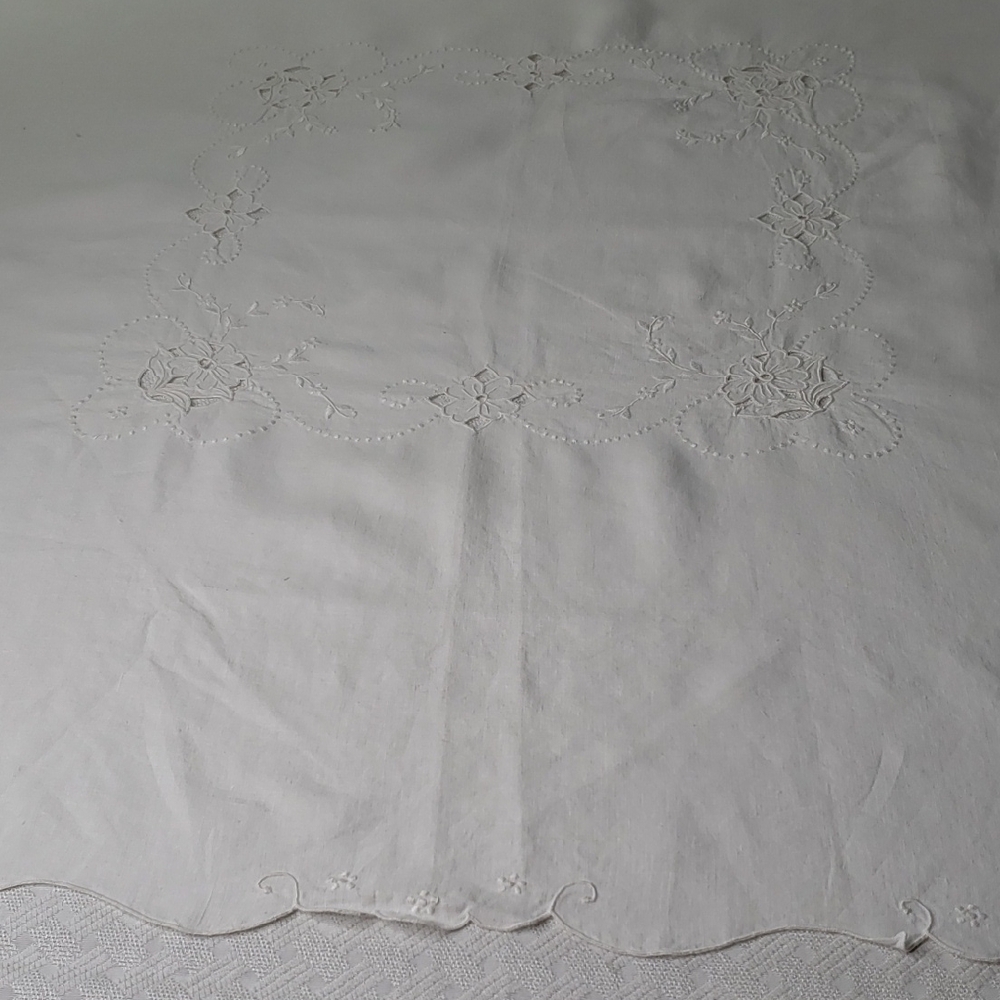 Unbranded Table Cover 38" White Embroidered